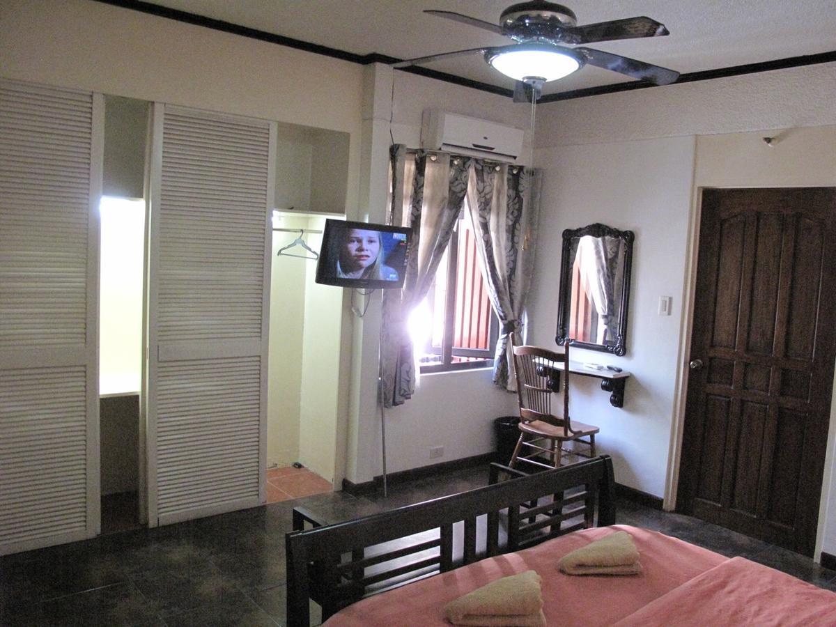 Makati Suites At Travelers Inn Makati City Exterior foto
