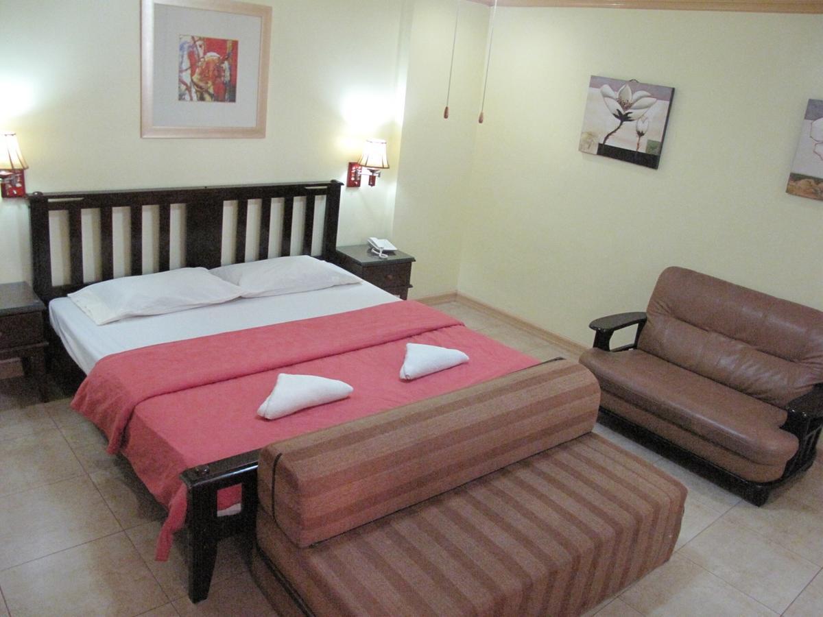 Makati Suites At Travelers Inn Makati City Exterior foto