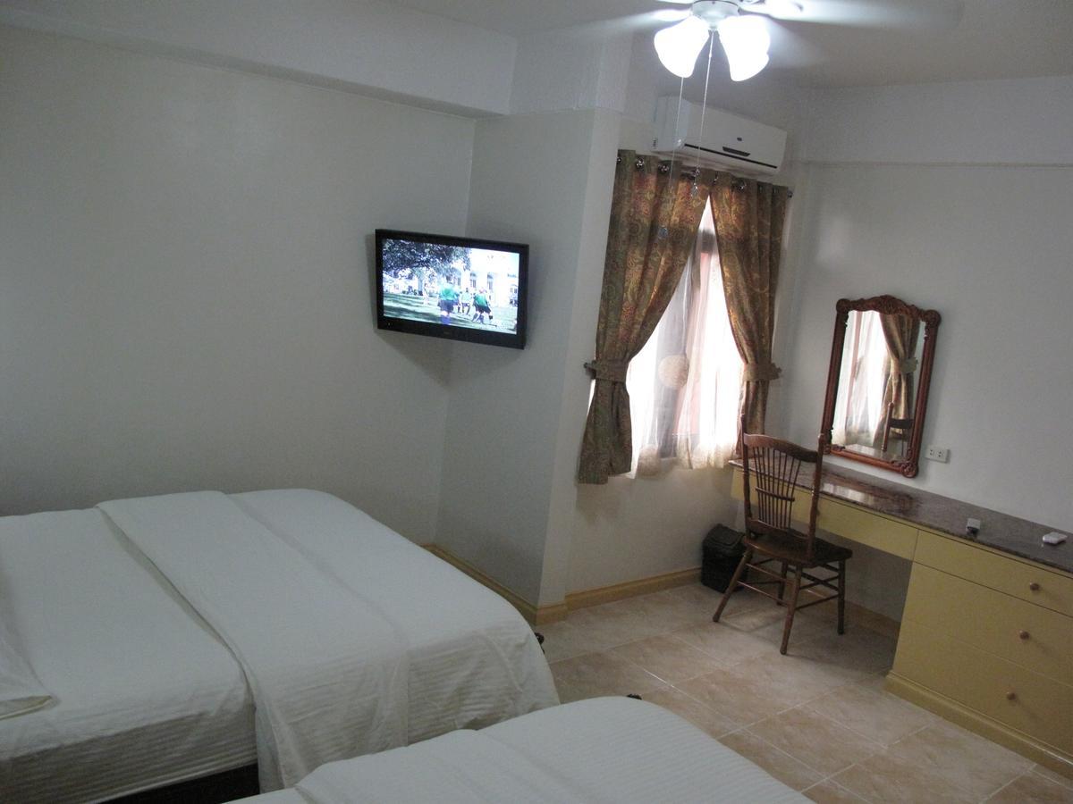 Makati Suites At Travelers Inn Makati City Exterior foto