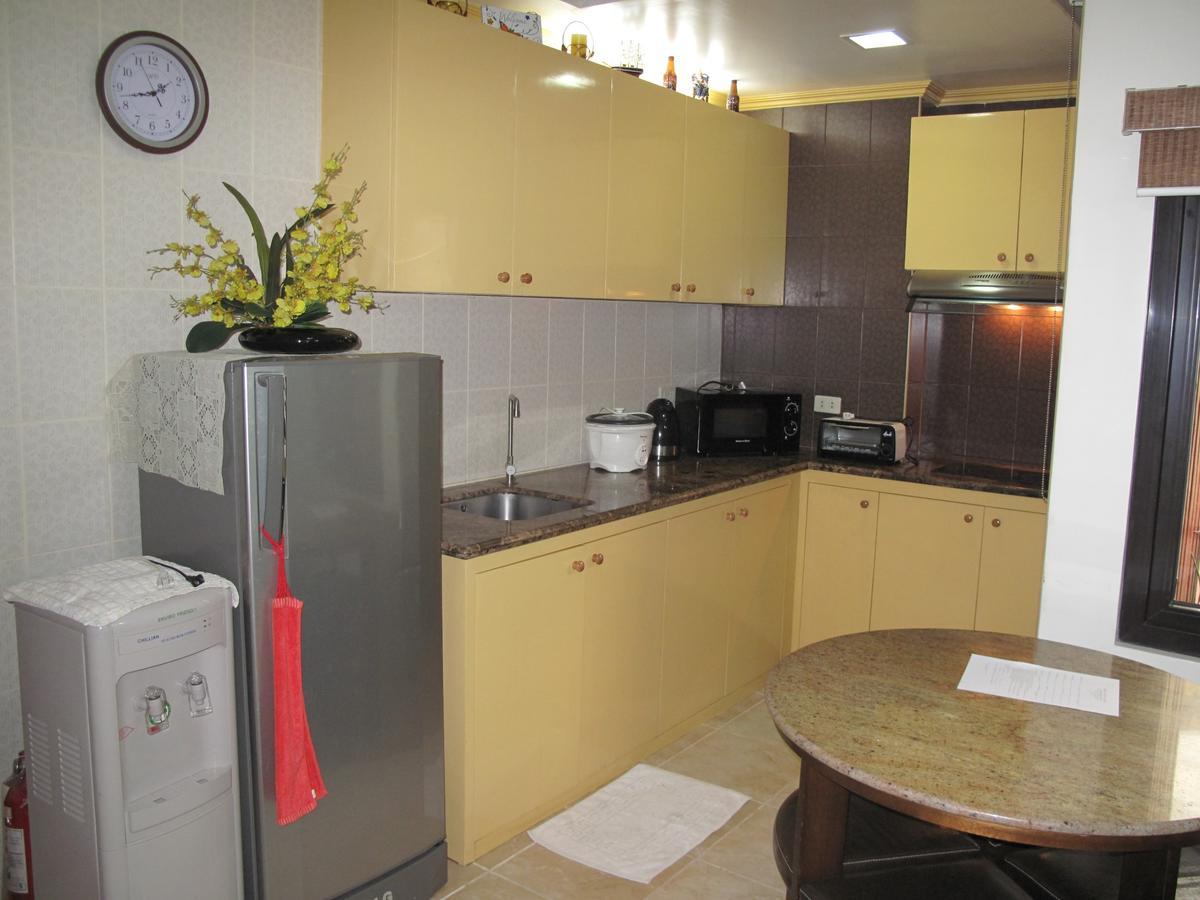 Makati Suites At Travelers Inn Makati City Exterior foto