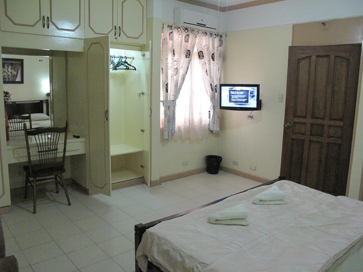 Makati Suites At Travelers Inn Makati City Exterior foto