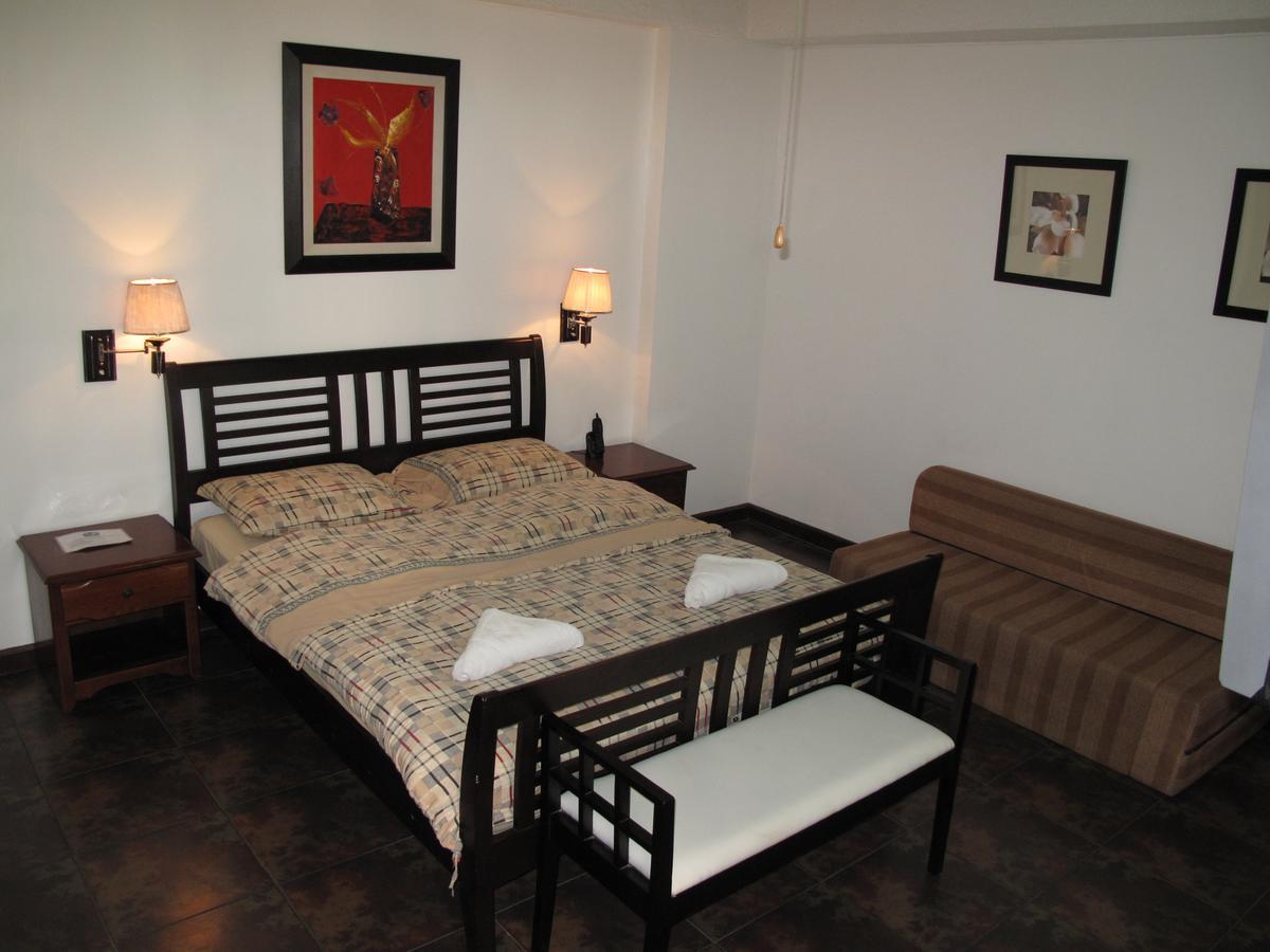 Makati Suites At Travelers Inn Makati City Exterior foto