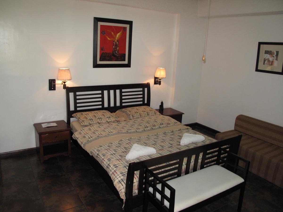 Makati Suites At Travelers Inn Makati City Exterior foto